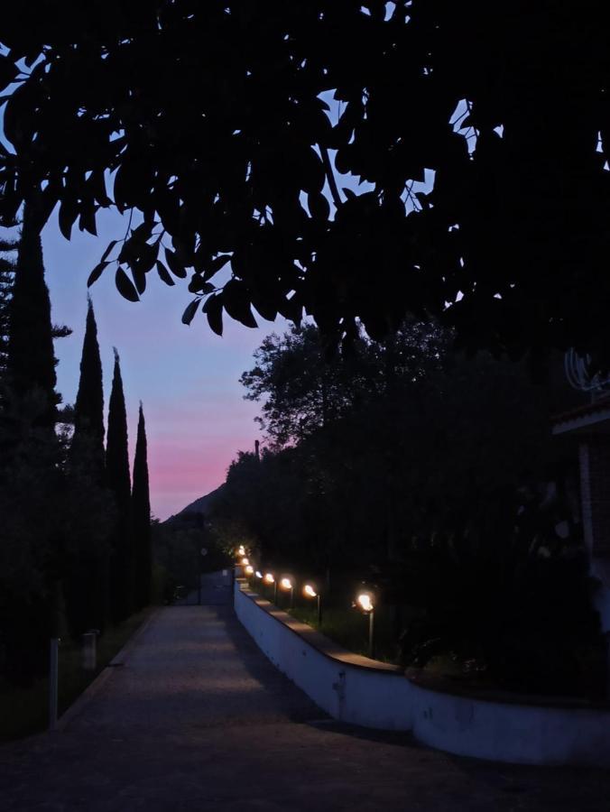 Sul Lago Dorato Terracina Bagian luar foto